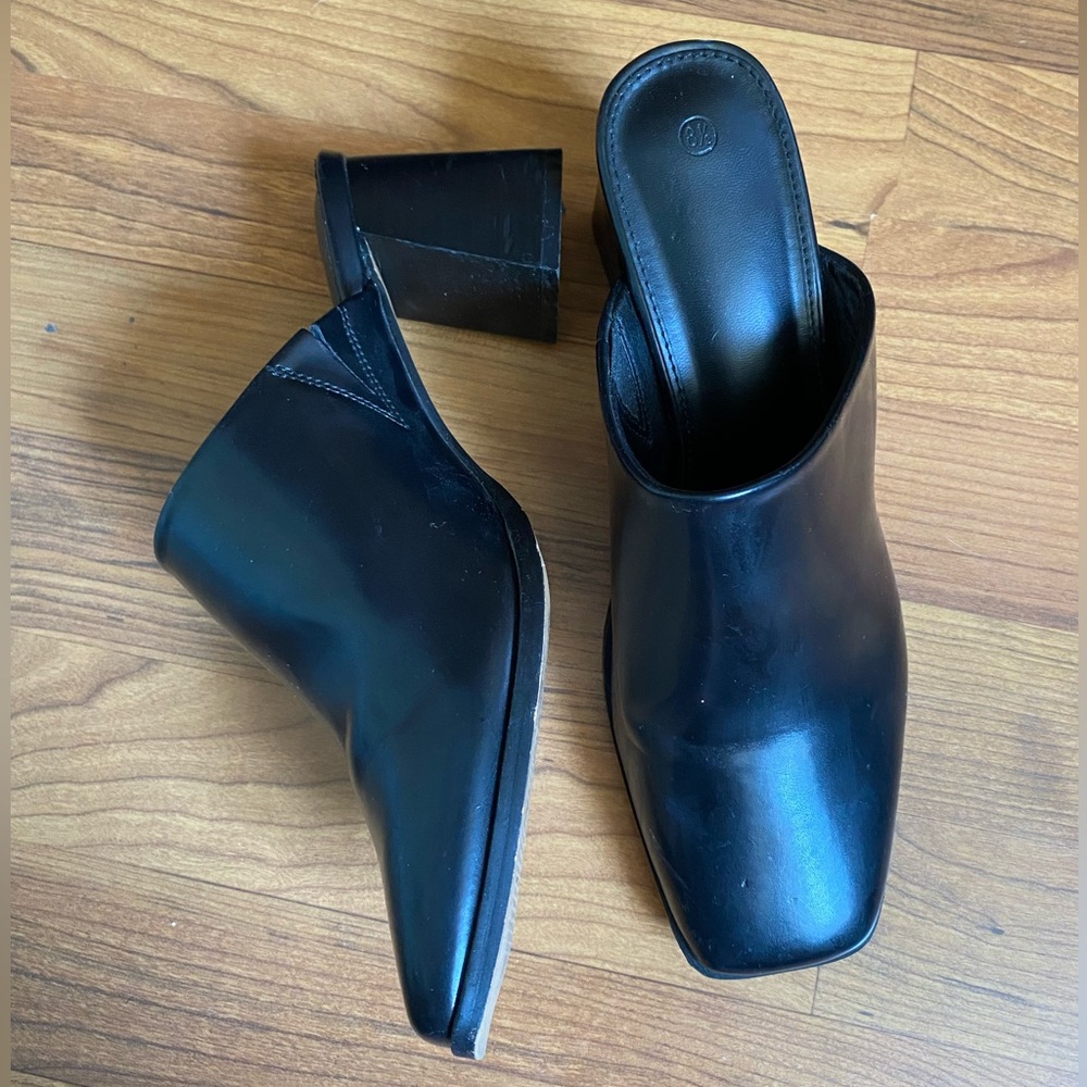 Women's sleek black Mules